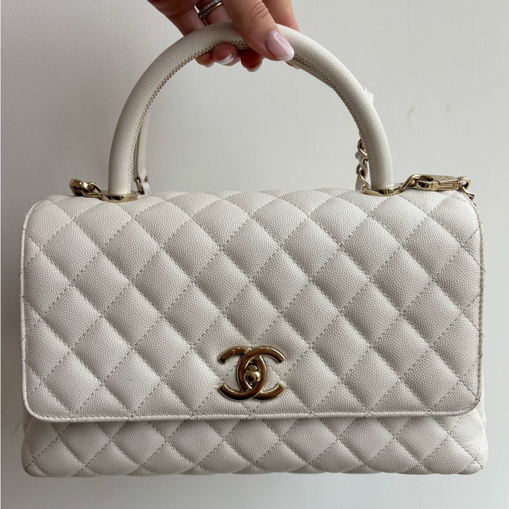 Chanel White Quilted Shoulder Bag with Gold Chain